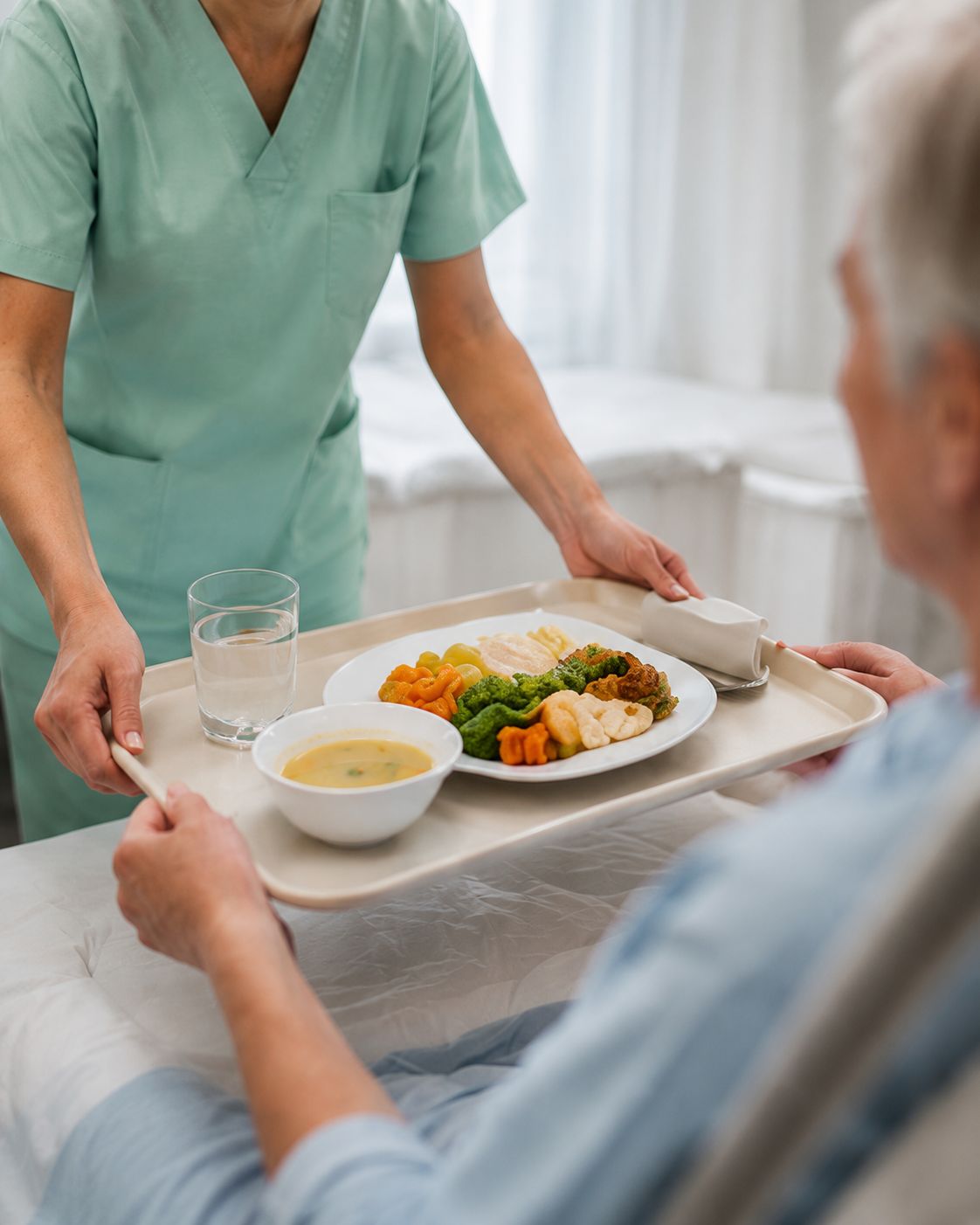 Medicinska sestra poslužuje obrok pacijentu