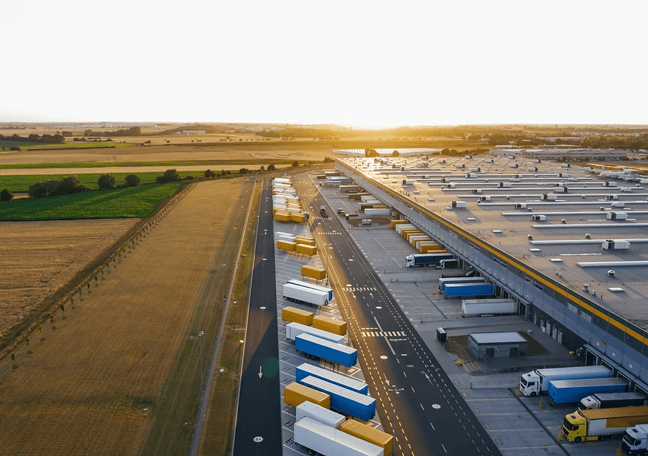 Zračni snimak distribucijskog centra s kamionima